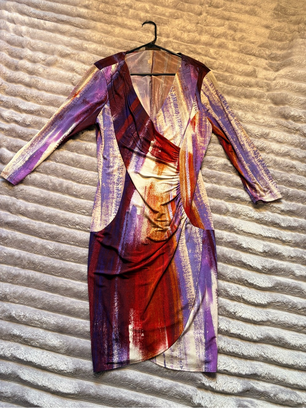 Dana Buchman Abstract Brushstroke V-Neck Ruched Midi Dress in Purple and Red